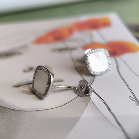 Silver earrings with mother-of-pearl