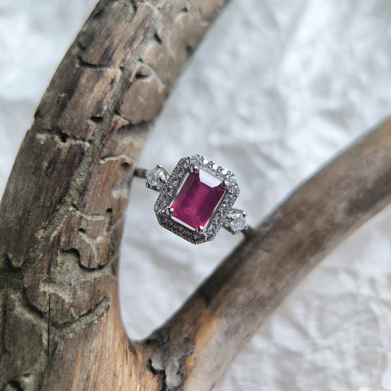 Серебряное кольцо с рубином, фианитами