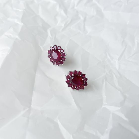 Silver earrings with a 5.388-carat ruby