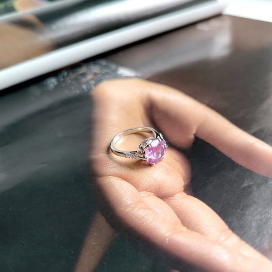 Silver ring with a 5.022-carat alexandrite