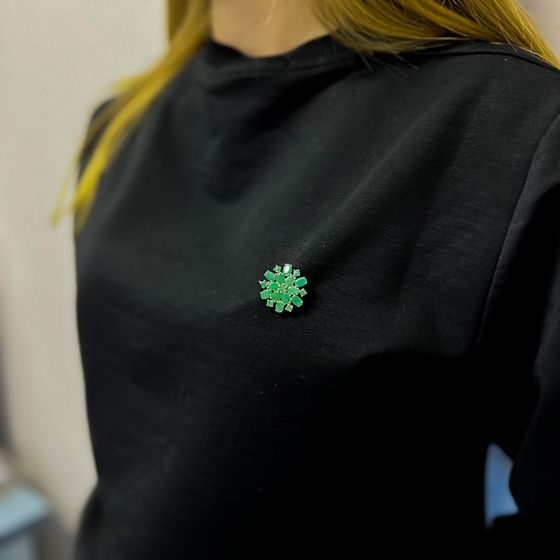 Серебряная брошка с изумрудом 5.885ct