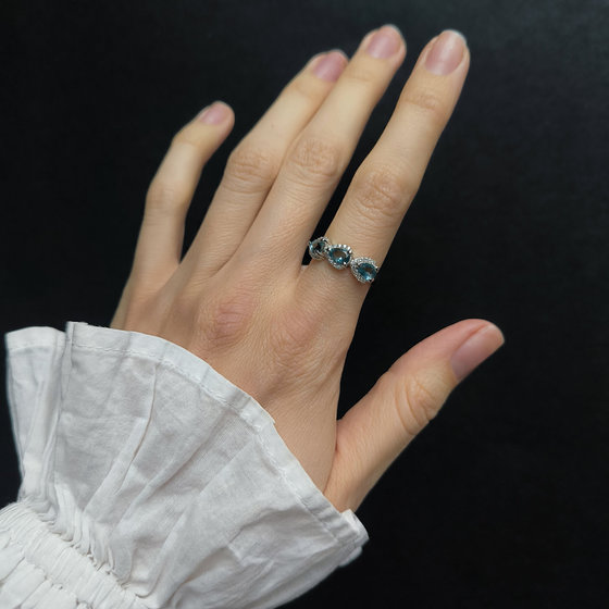 Серебряное кольцо с топазом Лондон Блю, фианитами