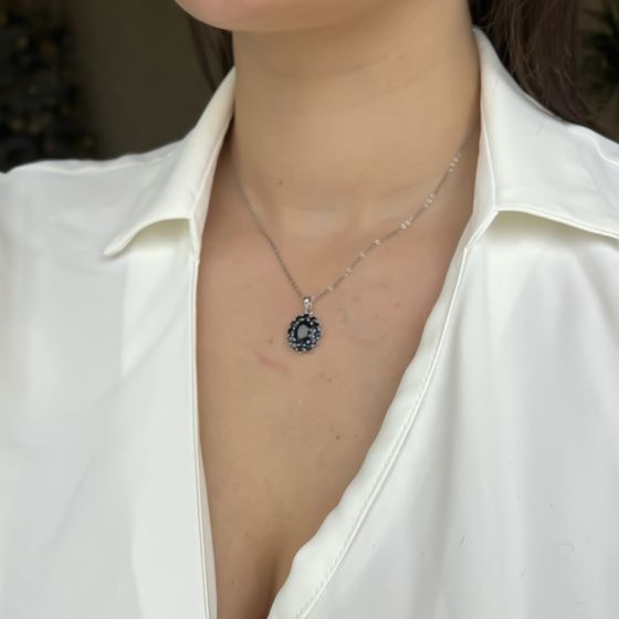 Silver pendant with a 5.58-carat sapphire