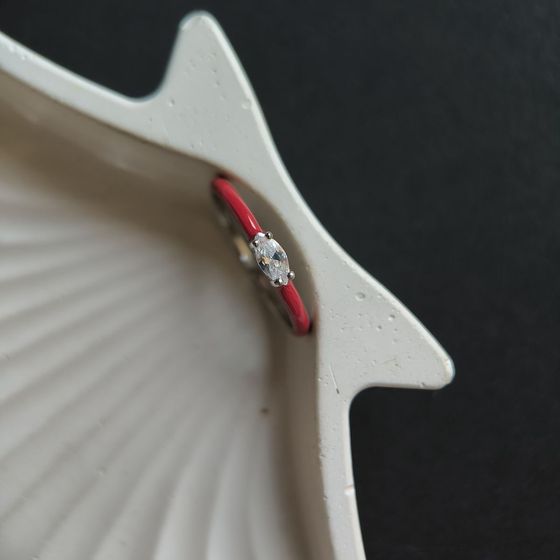 Серебряное кольцо с фианитами, емаллю