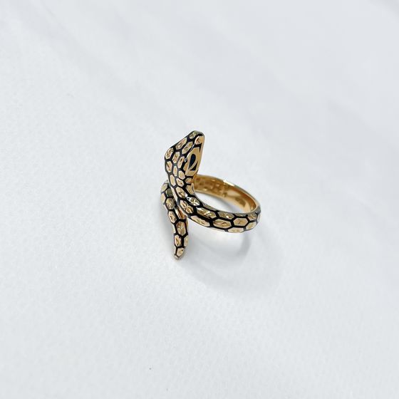 A gold ring with semalloy