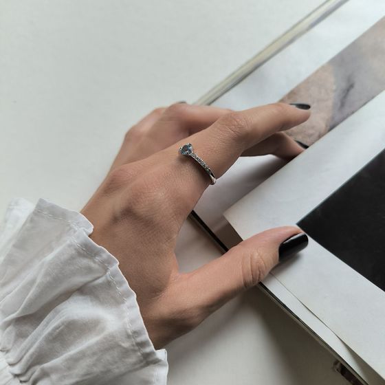 Серебряное кольцо с топазом 0.749ct, фианитами