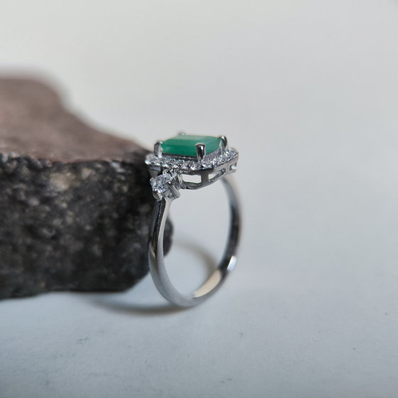 Серебряное кольцо с изумрудом 1.651ct