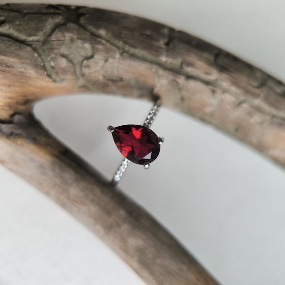 Silver ring with a 3.12 ct nano garnet