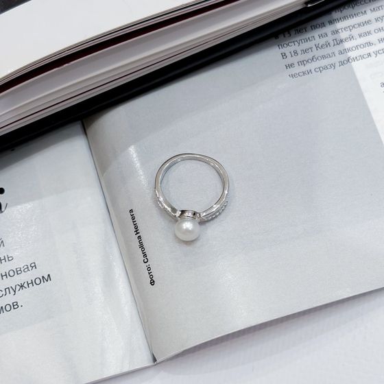Серебряное кольцо с жемчугом, фианитами