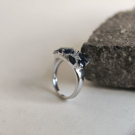 Sterling silver ring with 3.823ct sapphire, phianites