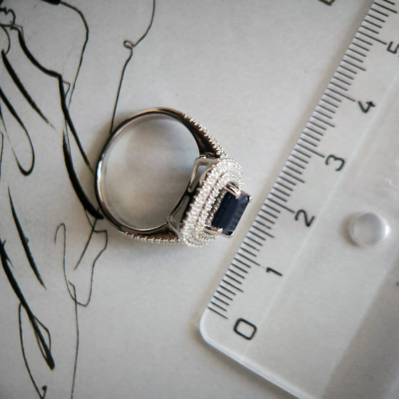 Серебряное кольцо с сапфиром 3.256ct, фианитами
