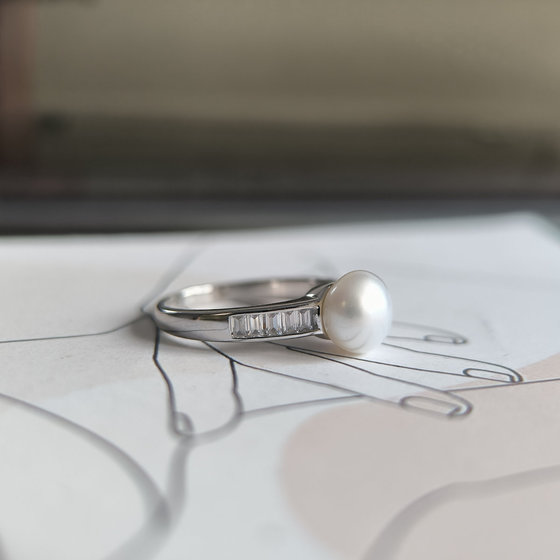 Серебряное кольцо с жемчугом, фианитами