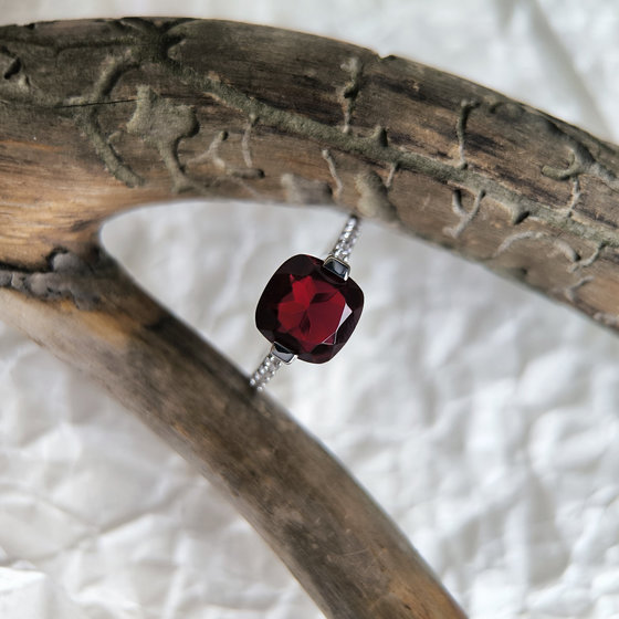 Серебряное кольцо с гранатом nano, фианитами