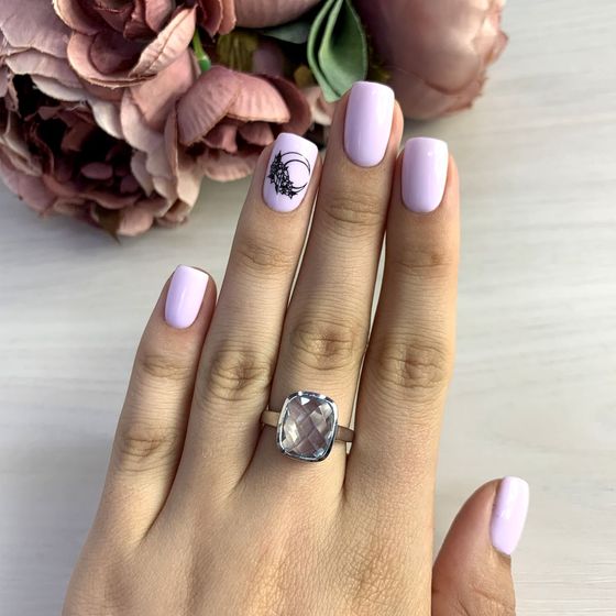 Silver ring with a 6.075-carat topaz