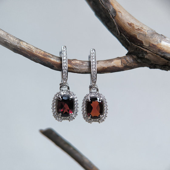 Серебряные серьги с гранатом 4.007ct