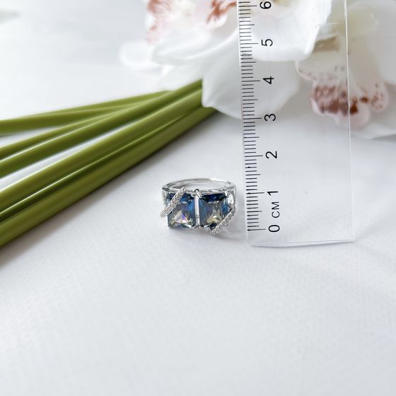 Silver ring with a 10.899-carat mystic topaz
