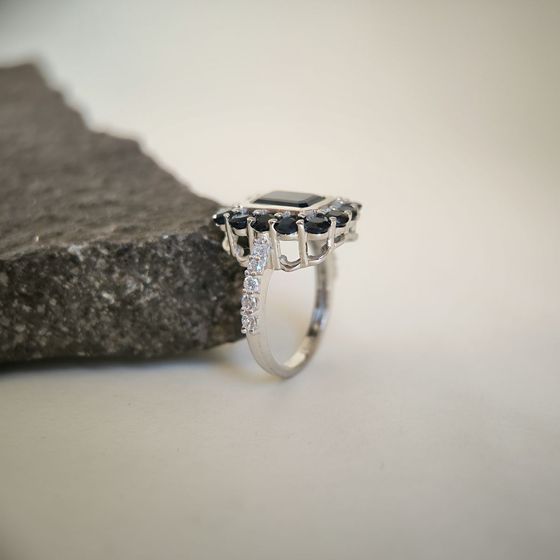 Срібна каблучка з сапфіром 5.82ct, фіанітами