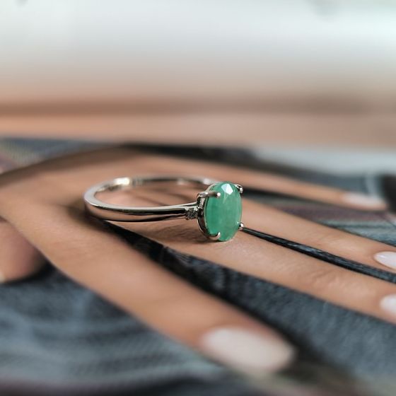 Silver ring with a 0.743-carat emerald and cubic zirconia