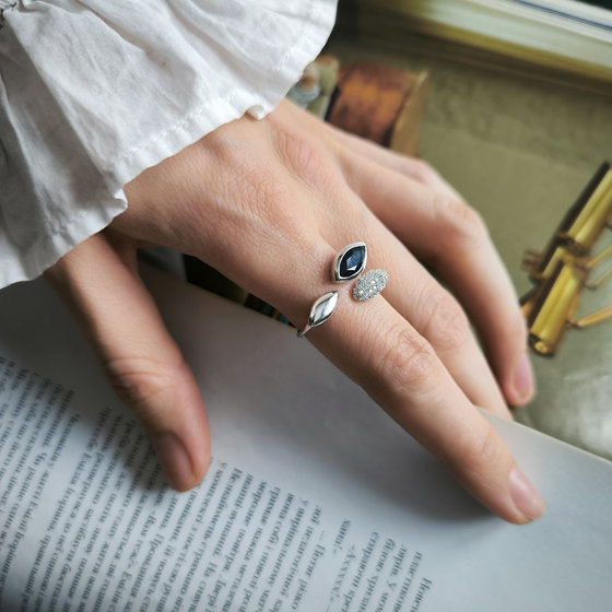 Серебряное кольцо с сапфиром 1.73ct, фианитами