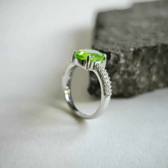 Silver ring with a 2.523ct chrysolite and cubic zirconia