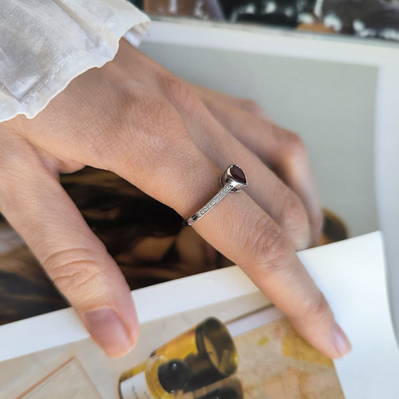 Серебряное кольцо с рубином 1.312ct, фианитами