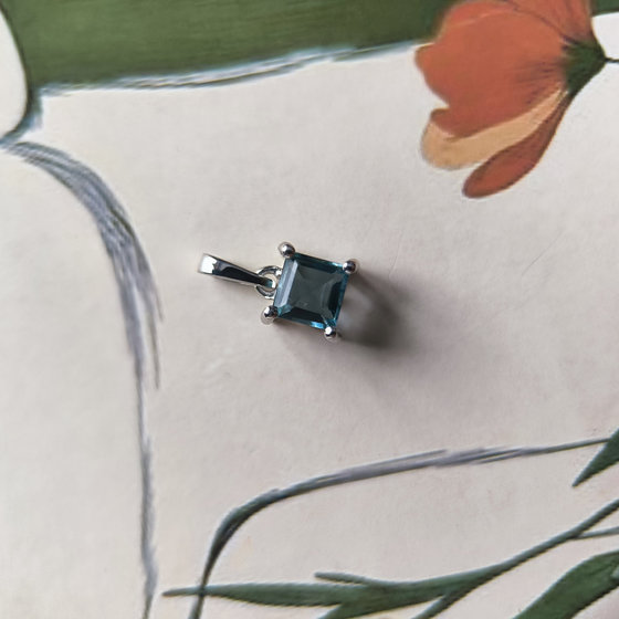 Серебряная подвеска с топазом Лондон Блю 0.675ct