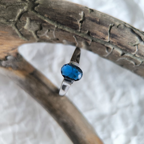 Серебряное кольцо с сапфиром nano 0.907ct