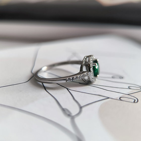Серебряное кольцо с изумрудом nano 0.999ct