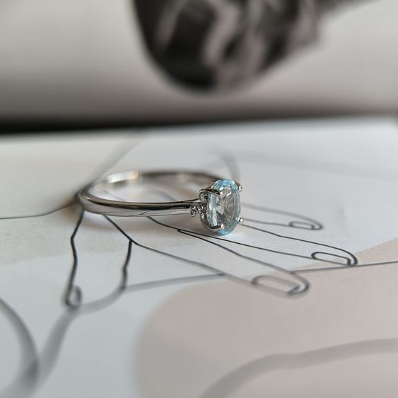 Silver ring with a 0.936-carat topaz and cubic zirconia