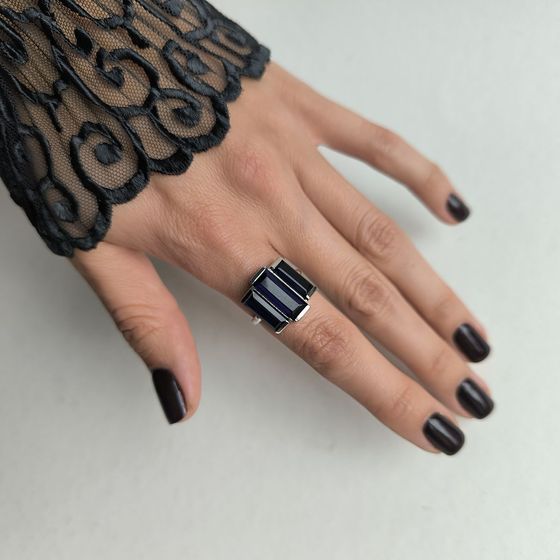 Silver ring with a 6.461-carat sapphire