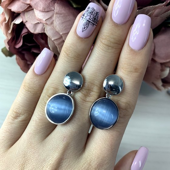 Silver earrings with cat's eye stones (17.281 carats)
