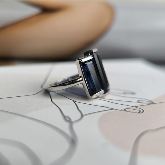 Silver ring with a 6.461-carat sapphire