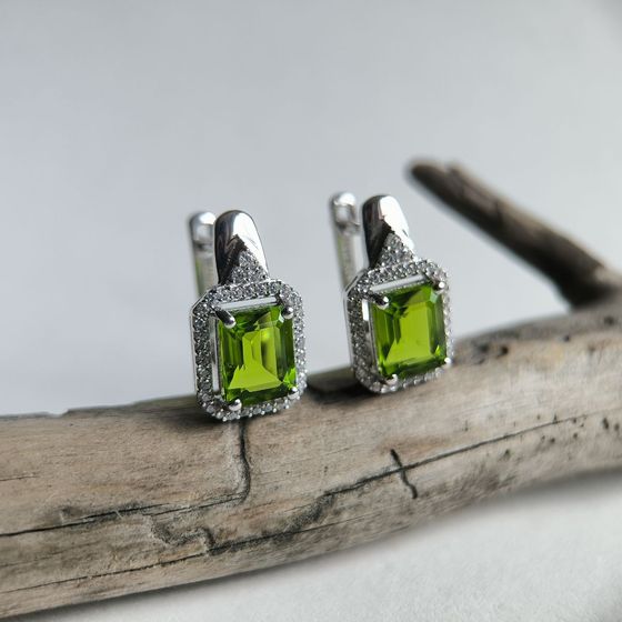 Silver earrings with chrysolite