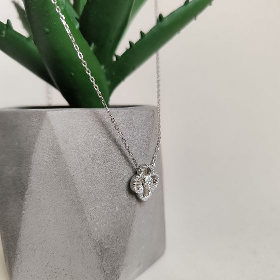 Silver necklace with phianites