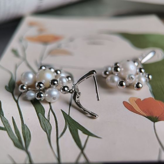 Silver earrings with pearls