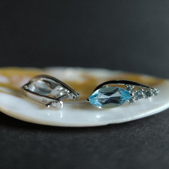 Silver earrings with a 4.428ct topaz