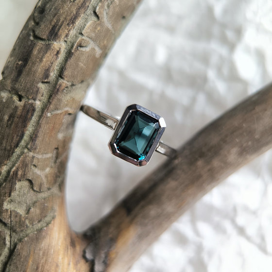 Серебряное кольцо с топазом Лондон Блю 1.4ct