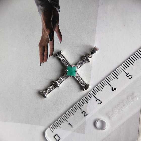 Серебряный крестик с изумрудом, фианитами