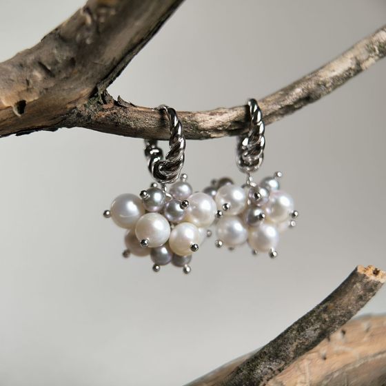 Silver earrings with pearls