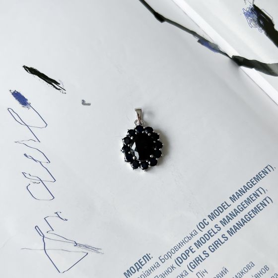 Silver pendant with a 5.58-carat sapphire
