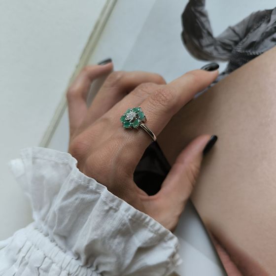 Серебряное кольцо с изумрудом, фианитами