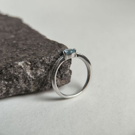 Sterling silver ring with topaz 0.749ct, phianites