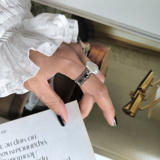 Срібна каблучка з перлами бароковими