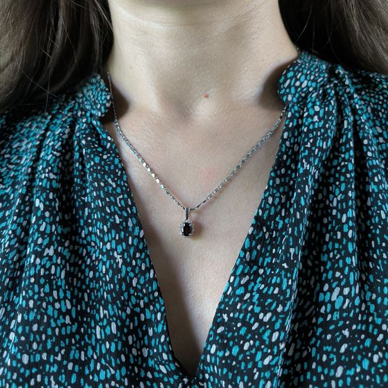 Silver pendant with a 1.041-carat garnet