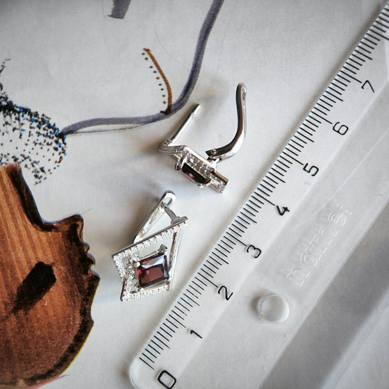 Серебряные серьги с гранатом 3.399ct