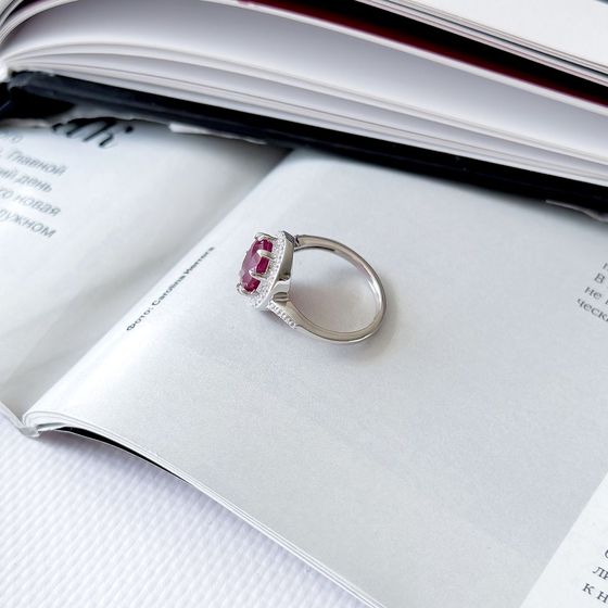 Серебряное кольцо с рубином 4.127ct, фианитами