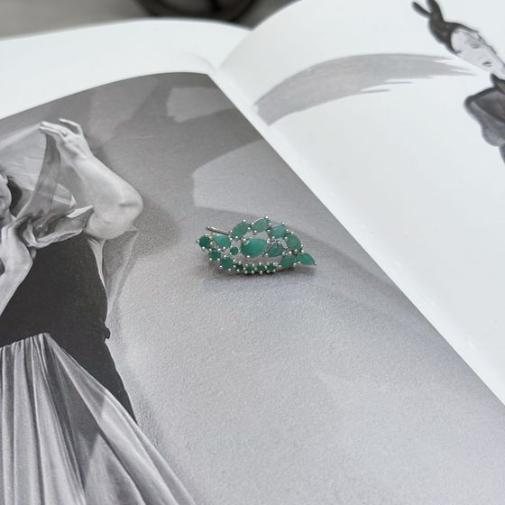 Серебряная брошка с изумрудом 2.837ct