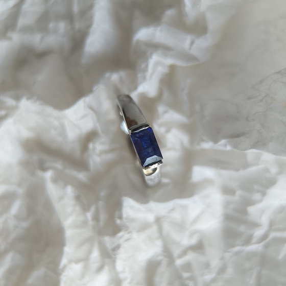 Silver ring with a 0.779-carat sapphire