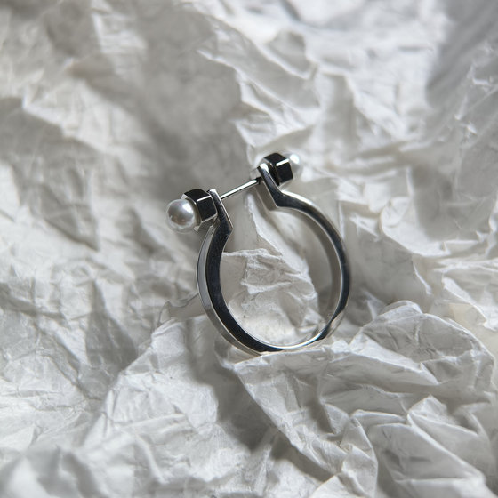Silver ring with pearls and enamel