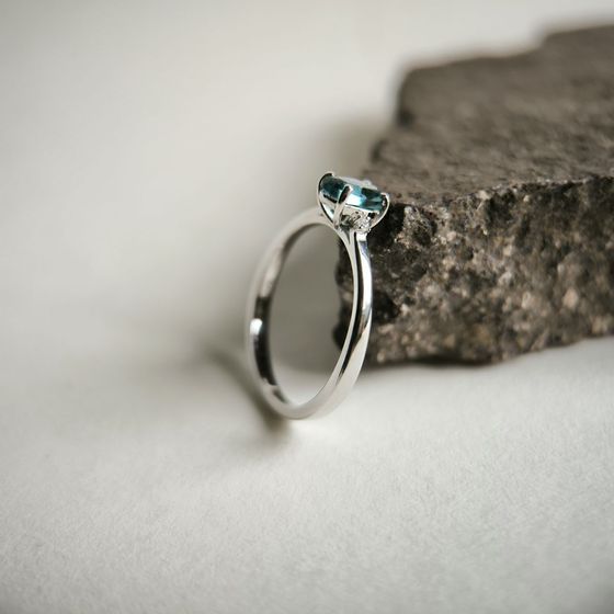 Серебряное кольцо с топазом Лондон Блю 0.572ct